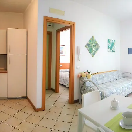 Mit Schwimmbad 比比翁